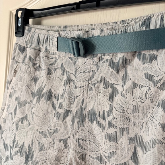 Athleta Trekkie Convertible Hike Pants, Ethereal Bloom Magnolia White, 4 - Picture 5 of 13